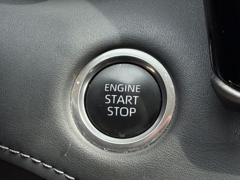 Used 2025 Toyota Highlander LE FWD image 23