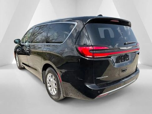Used 2024 Chrysler Pacifica Touring-L FWD image 5