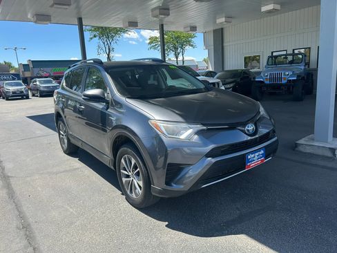Used 2018 Toyota RAV4 LE AWD/4WD image 3