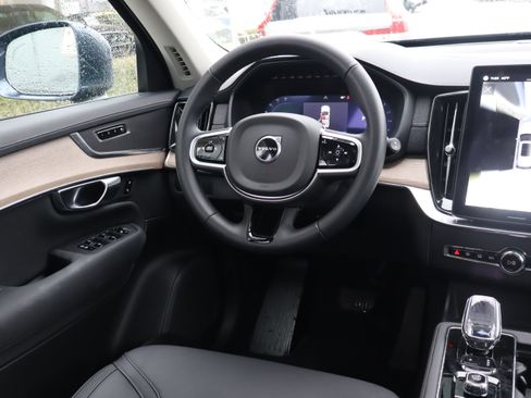 Used 2025 Volvo XC90 B6 Plus image 12