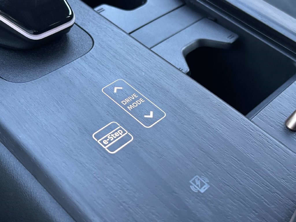 Certified 2025 Nissan Ariya AWD image 28