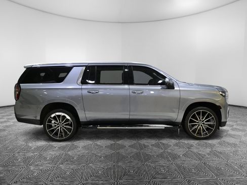Used 2022 Chevrolet Suburban LT w/ Luxury Package image 6