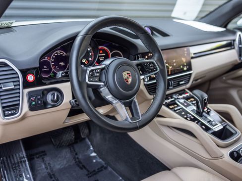 Certified 2023 Porsche Cayenne AWD/4WD image 4