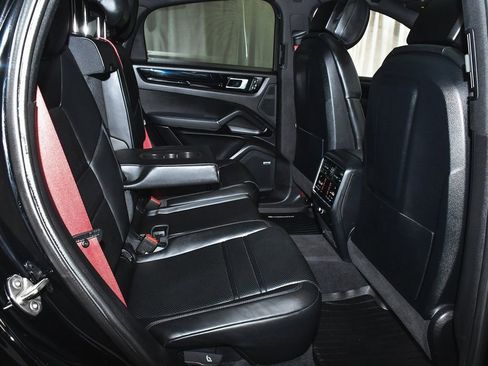 Used 2022 Porsche Cayenne Platinum Edition image 59