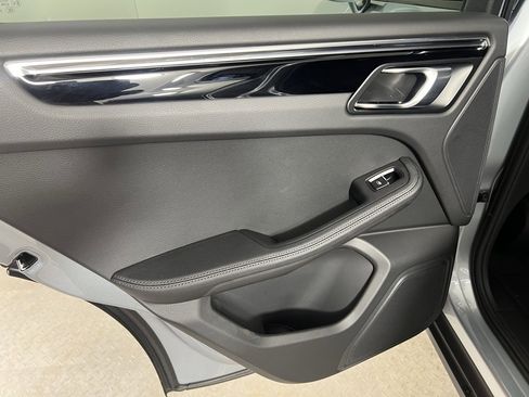 Certified 2025 Porsche Macan image 27