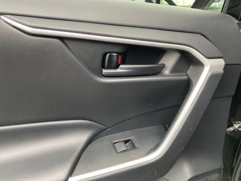 Used 2021 Toyota RAV4 LE FWD image 11