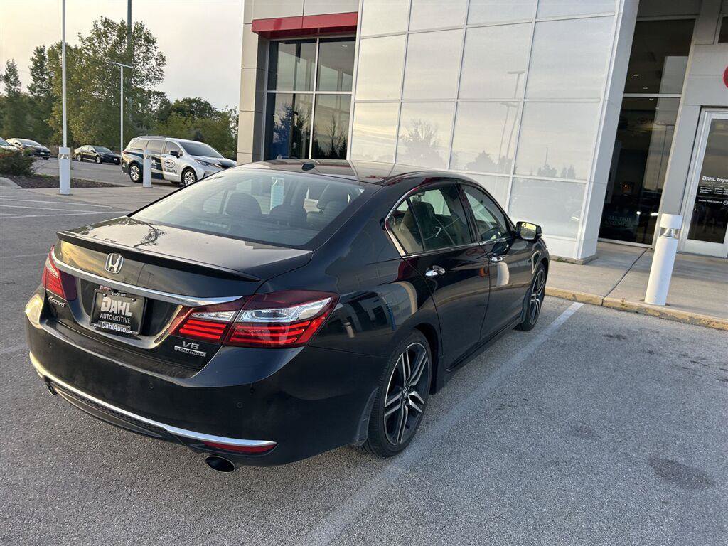 Used 2017 Honda Accord Touring image 14