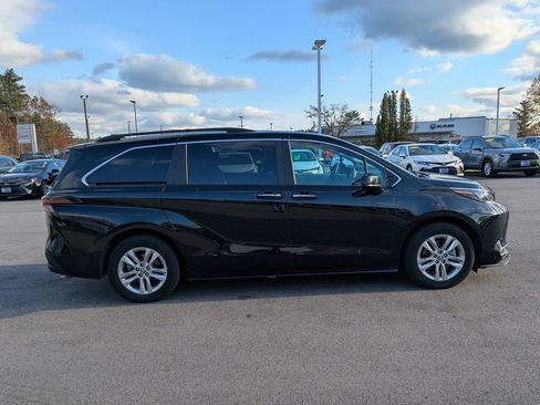 Used 2024 Toyota Sienna XLE image 7