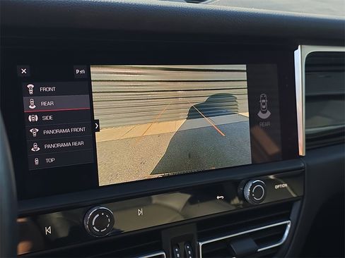 Certified 2022 Porsche Macan image 30