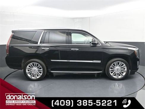 Used 2016 Cadillac Escalade Luxury image 2