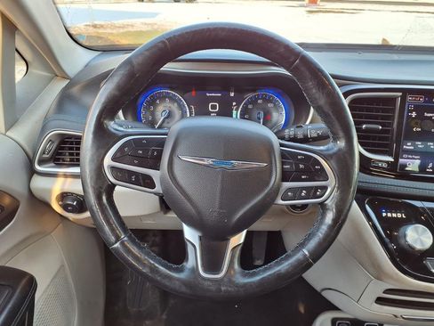 Used 2021 Chrysler Pacifica Touring-L image 20