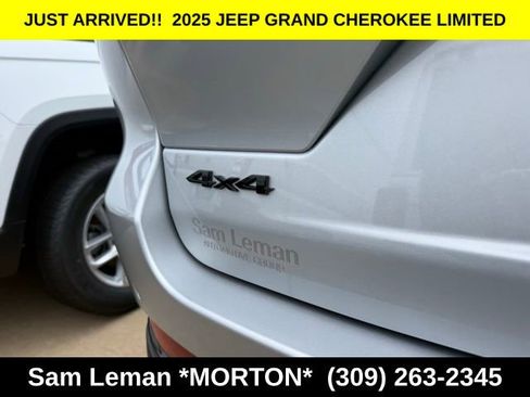 New 2025 Jeep Grand Cherokee Limited w/ Black Appearance Package image 12