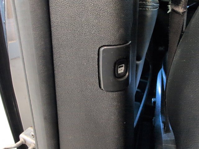 Used 2016 Dodge Grand Caravan SXT FWD image 32