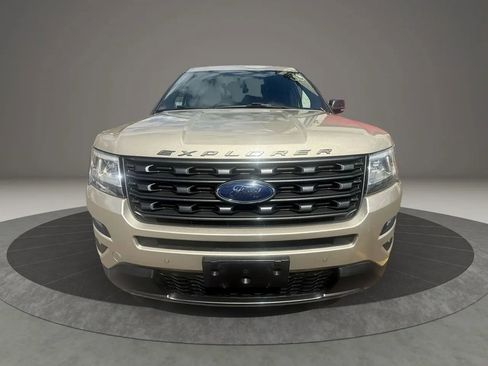 Used 2017 Ford Explorer XLT w/ Equipment Group 202A image 2