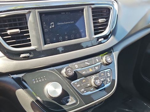 Used 2018 Chrysler Pacifica Touring Plus w/ S Appearance Package FWD image 18