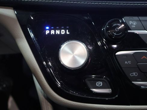 Used 2022 Chrysler Pacifica Limited image 37