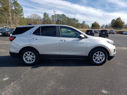 Used 2022 Chevrolet Equinox LT w/ Driver Convenience Package image 5