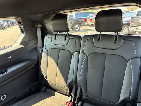 Used 2023 Jeep Grand Cherokee L Laredo image 9