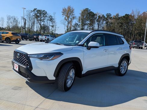 Certified 2023 Toyota Corolla Cross LE image 3