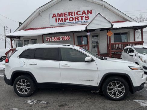 Used 2018 Jeep Cherokee Latitude Plus w/ Comfort/Convenience Group image 1