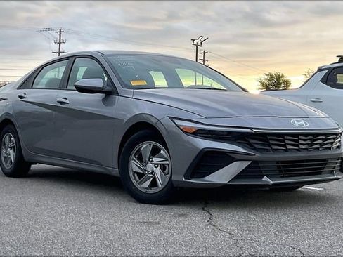 Certified 2024 Hyundai Elantra SE FWD image 1