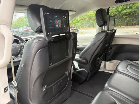 Used 2018 Chrysler Pacifica Touring-L Plus FWD image 19