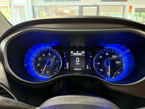 Used 2022 Chrysler Voyager LX image 21