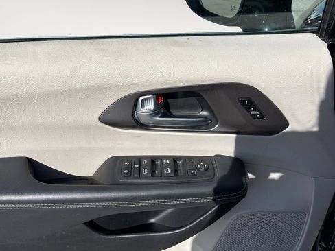 Used 2024 Chrysler Pacifica Touring-L FWD image 39