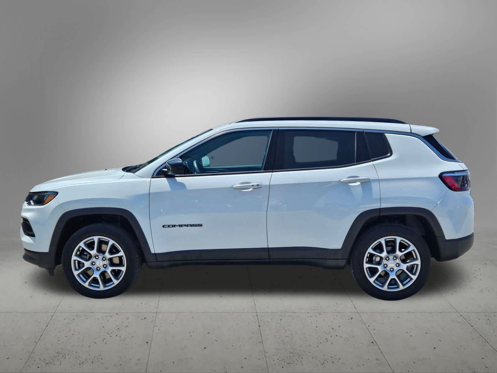 Used 2024 Jeep Compass Latitude AWD/4WD image 3