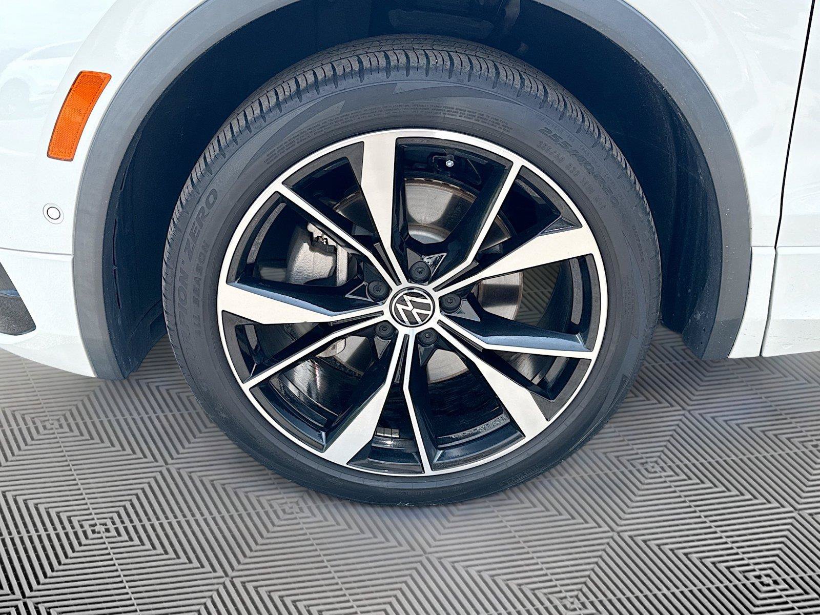 Used 2022 Volkswagen Tiguan SEL R-Line AWD/4WD image 32