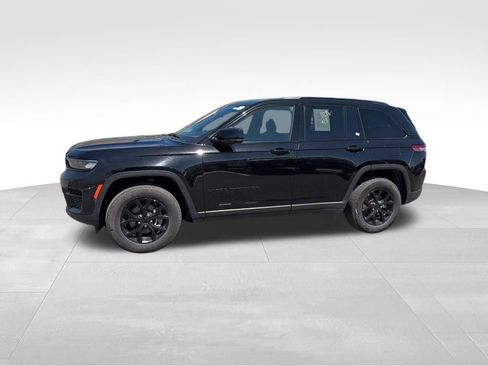 Used 2025 Jeep Grand Cherokee Altitude AWD/4WD image 6