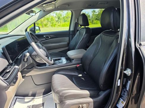Used 2026 Kia Carnival FWD image 4