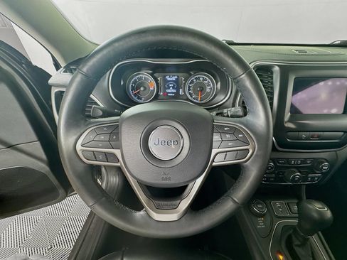 Used 2019 Jeep Cherokee Latitude Plus w/ Cold Weather Group AWD/4WD image 13