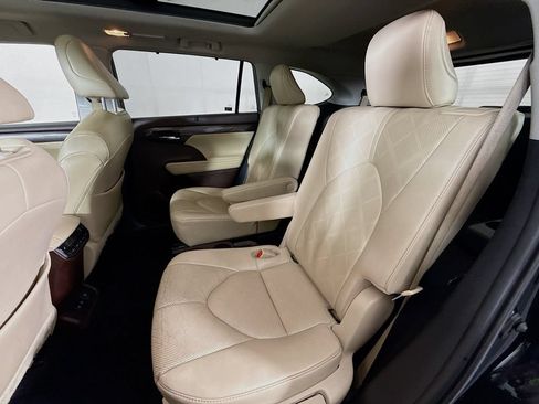 Used 2021 Toyota Highlander Platinum AWD/4WD image 25