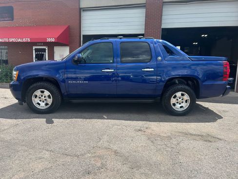 Used 2013 Chevrolet Avalanche LT image 2