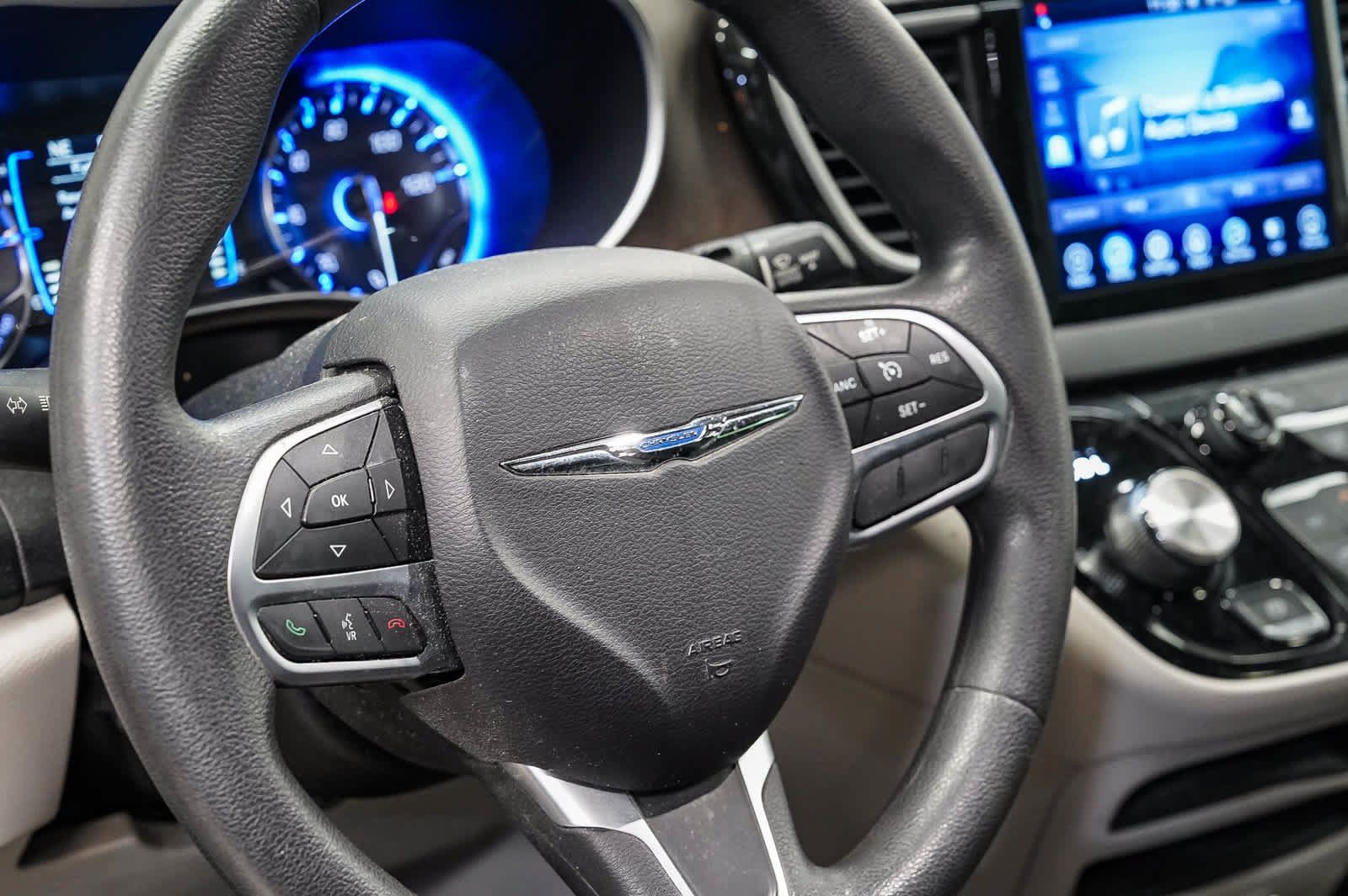Used 2017 Chrysler Pacifica Touring FWD image 20