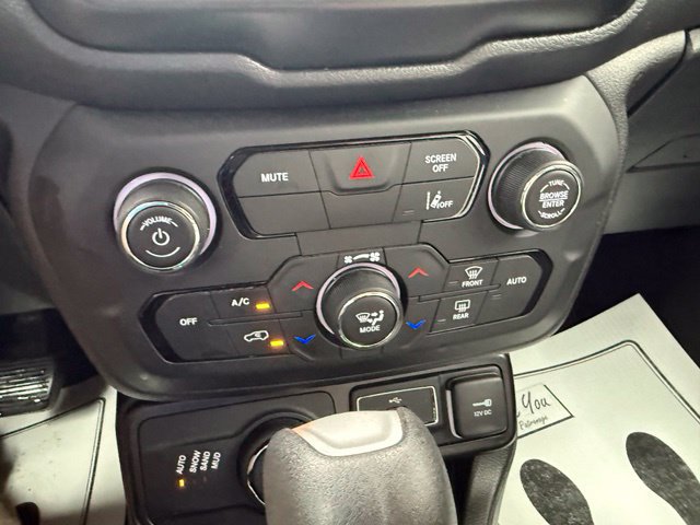 Used 2023 Jeep Renegade Latitude AWD/4WD image 23
