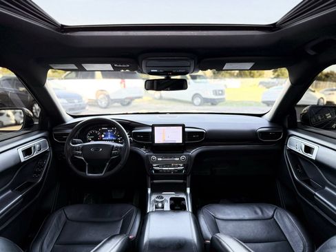 Used 2020 Ford Explorer Limited RWD image 2