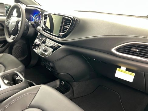 New 2026 Chrysler Pacifica Select image 24