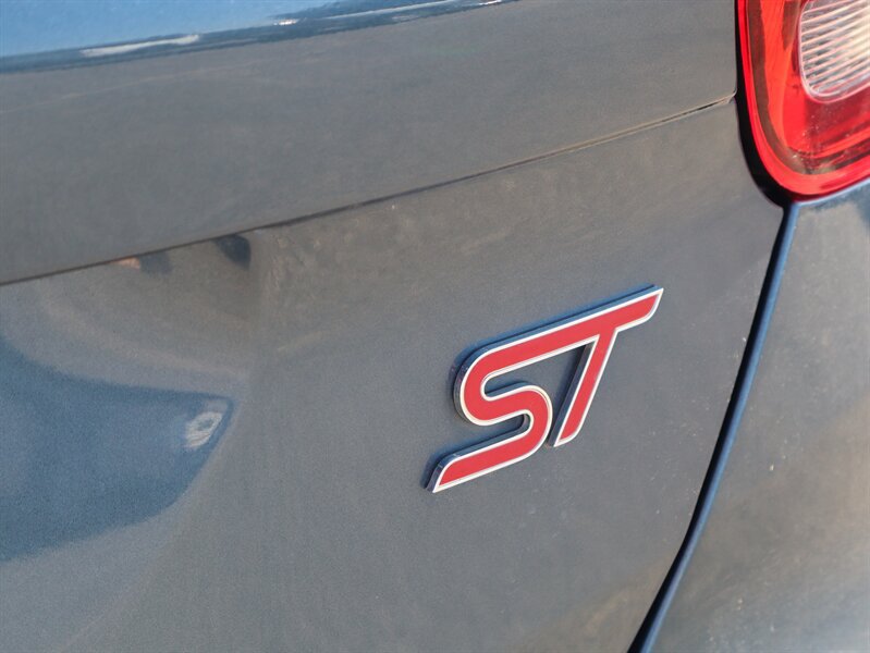 Used 2018 Ford Focus ST w/ Equipment Group 402A FWD image 17