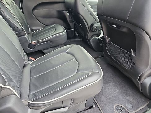 Used 2025 Chrysler Pacifica Limited FWD image 14