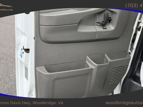 Used 2015 Chevrolet Express 2500 Van 3D image 10