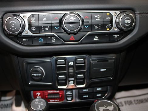 Used 2025 Jeep Wrangler Unlimited Rubicon 4xe w/ Convenience Group AWD/4WD image 42