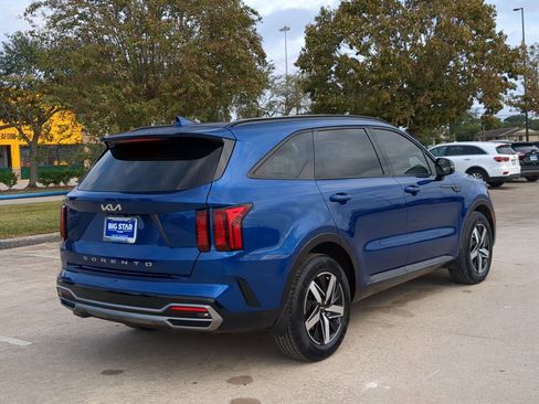 Used 2022 Kia Sorento S w/ Panoramic Sunroof Package image 3