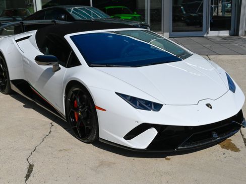 Used 2018 Lamborghini Huracan Performante image 3