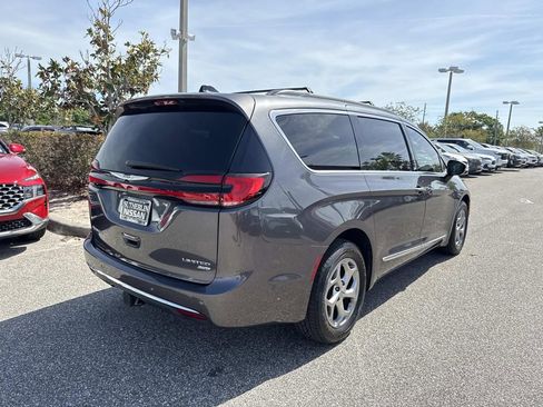 Used 2023 Chrysler Pacifica Limited w/ Uconnect Theater Family Group AWD/4WD image 4