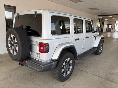 Used 2022 Jeep Wrangler Unlimited Sahara w/ LED Lighting Group AWD/4WD image 5