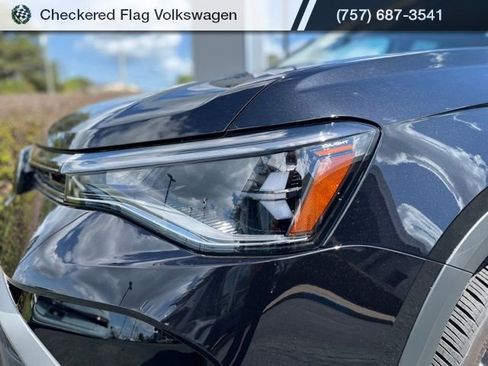 Used 2025 Volkswagen Taos SE image 11