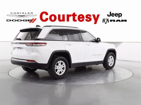 Certified 2022 Jeep Grand Cherokee Laredo w/ Luxury Tech Group I image 5