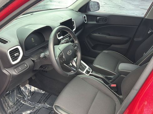 Used 2023 Hyundai Venue Limited FWD image 3